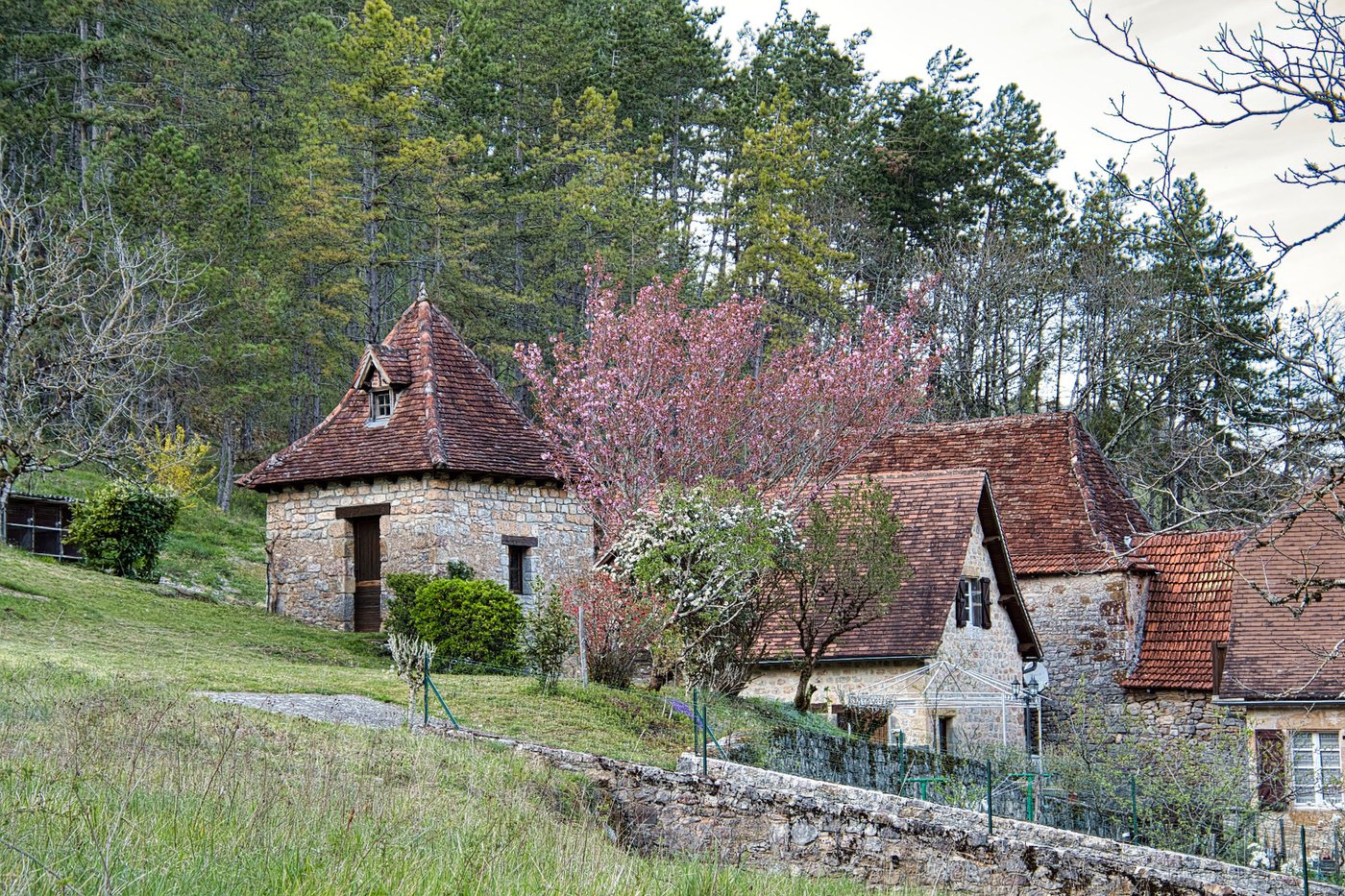 Une maison ancienne sous les arbres, Autoire dans le Lot