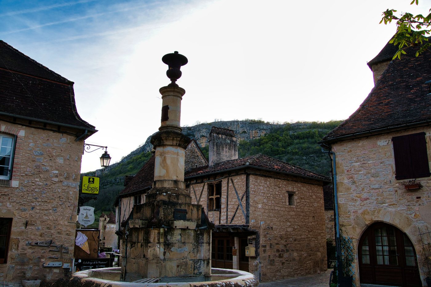 La fontaine sur la place, Autoire dans le Lot