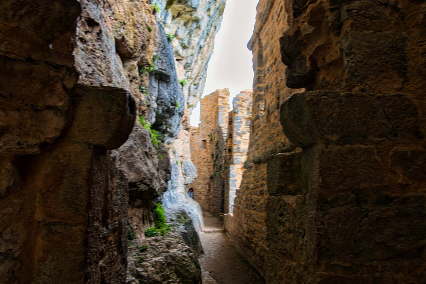 La cascade aperçue depuis les ruines, Autoire dans le Lot
